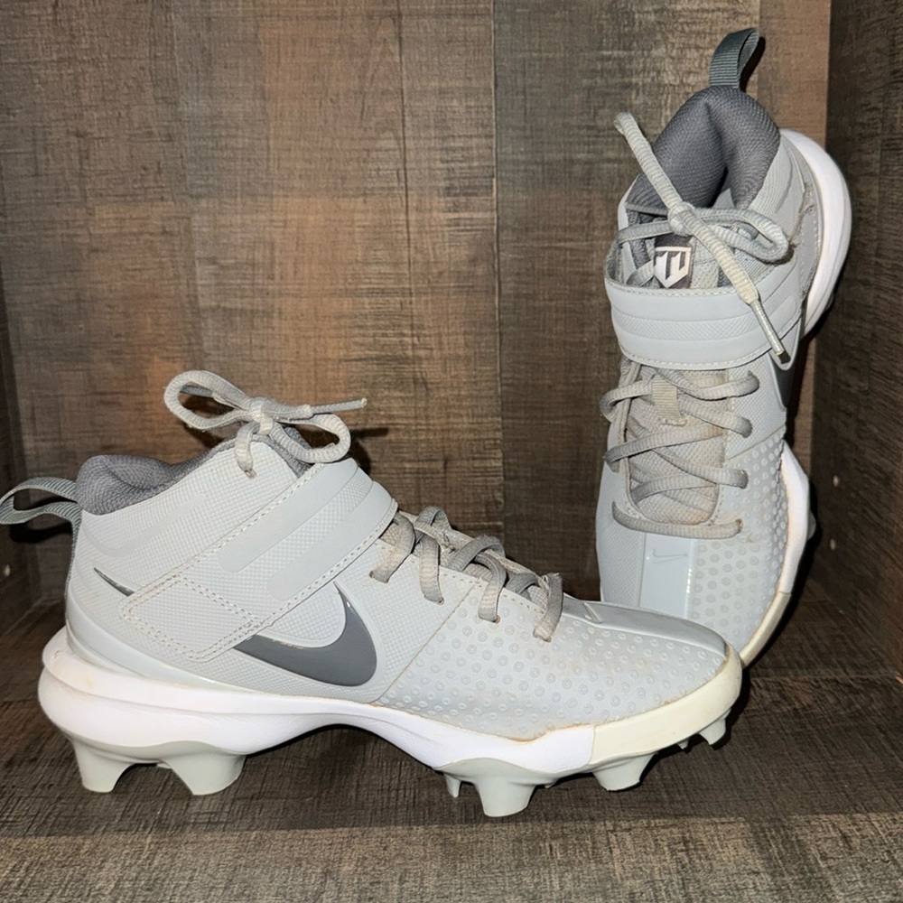 NIKE TROUT cleats- size 3.5